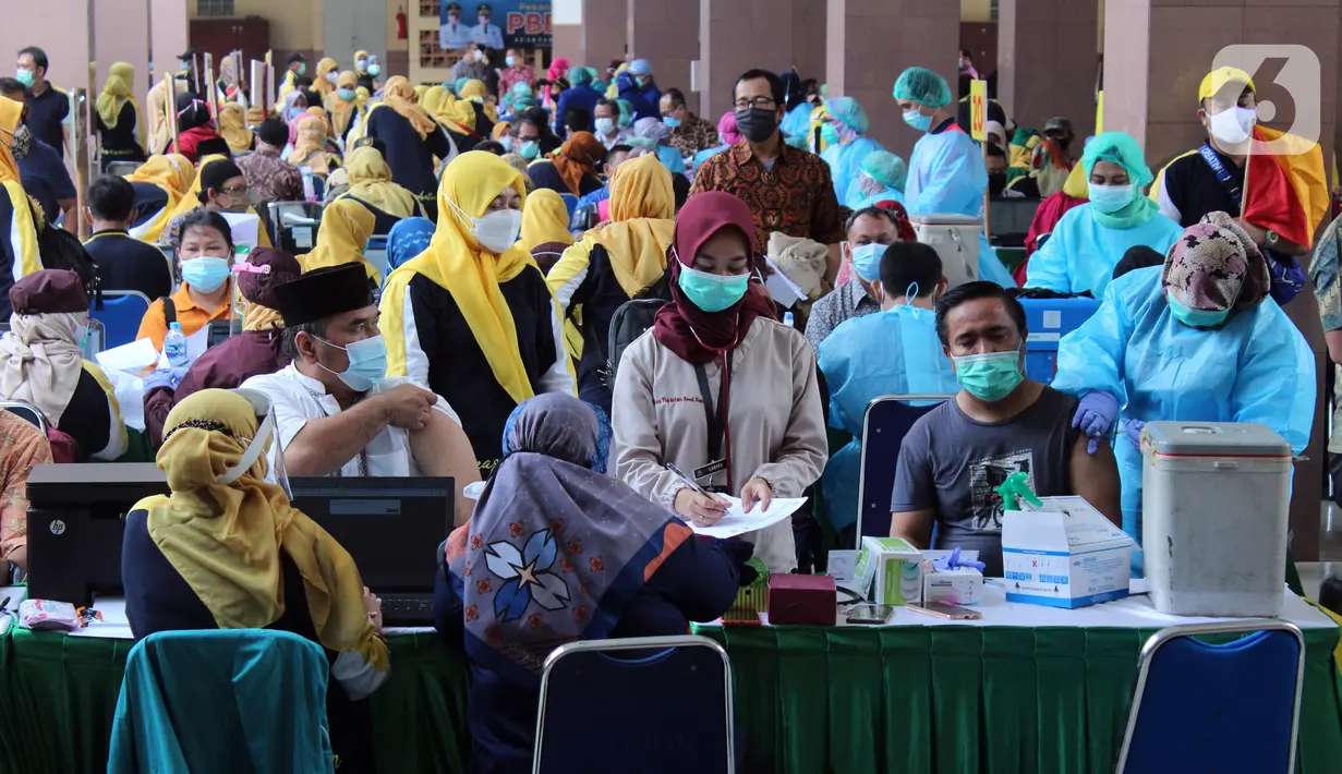 Suasana vaksinasi COVID-19 massal di Gedung Pemerintah Kota Tangerang, Banten, Kamis (25/2/2021). Vaksinasi ini dilaksanakan hingga satu minggu ke depan. (Liputan6.com/Angga Yuniar)