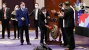 Menpora RI, Zainudin Amali, memukul gong saat pembukaan Kongres PSSI di Hotel Raffles, Jakarta, Sabtu (29/5/2021). Kongres tersebut akan membahas kepastian Liga 1 dan 2 musim 2021-2022. (Bola.com/M Iqbal Ichsan)