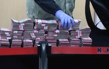 FOTO: KPK Tunjukkan Barang Bukti Uang 850 Juta Hasil OTT Ketua PN Depok