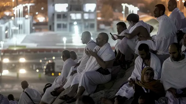 jemaah haji panjatkan doa di Jabal Rahmah