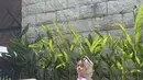 Pilihan fashionnya terbilang modis, dengan paduan hijab yang senada.  [Foto: Instagram/ AleenaHutapeaaufar]