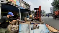 Satpol PP Kota Depok saat melakukan penertiban bangunan liar di jalan sejajar rel, Kelurahan Depok, Kecamatan Pancoran Mas, Kota Depok. (Istimewa)