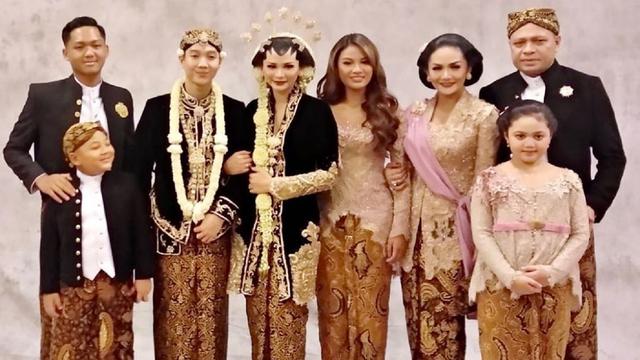 Krisdayanti Dan Aurel Hermansyah Kompak Berkebaya Dengan Wajah