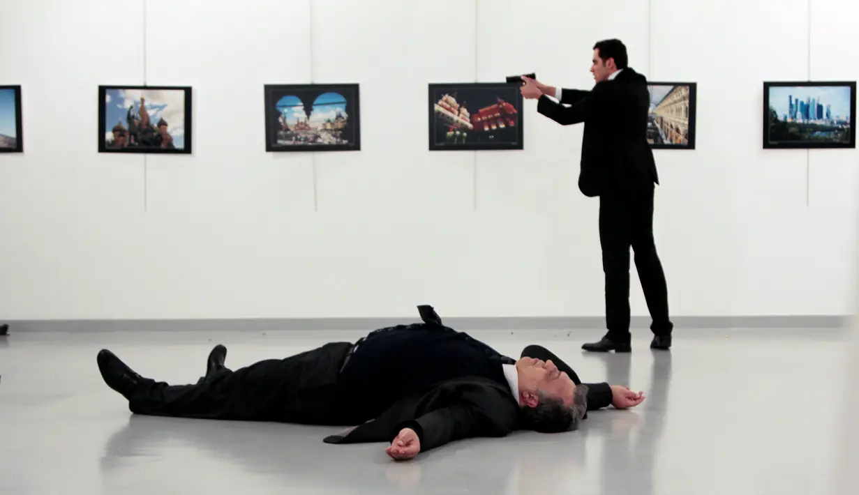 Dubes Rusia untuk Turki, Andrei Karlov tergeletak di lantai usai ditembak dari belakang di sebuah galeri seni di Ankara, Senin (19/12). Pelaku penembakan adalah Mevlut Mert Altintas (22), seorang mantan polisi Turki. (Hasim Kilic/Hurriyet via REUTERS)