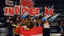 Sejumlah penonton bersorak sorai mendukung pebulutangkis Indonesia yang berlaga di Total BWF World Championships 2015 di Istora Senayan, Jakarta, Senin (10/8/2015). (Liputan6.com/Helmi Fithriansyah)