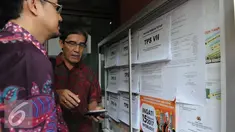 Komisioner KPU Hadar Nafis Gumay (kanan) bersama Ferry Kurnia Riskiyansah mengecek Daftar pemilih Tetap (DPT) di kelurahan setia budi dan Cikini, Jakarta, Jumat (23/12). (Liputan6.com/Helmi Affandi)