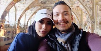 Pasangan pengantin baru Tyas Mirasih dan sang saumi, Raiden Muhamad Soedjono sedang menikmati masa bulan madu di Eropa. Tyas dan Raiden baru saja menggelar liburannya di Eropa. (Instagram/tyasmirasih)