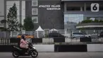 Pengendara motor melintas di depan Wisma Atlet, Kemayoran, Jakarta, Jumat (20/3/2020). Pemerintah akan mengubah fungsi Wisma Atlet Asian Games sebagai rumah sakit darurat khusus penanganan virus corona (Covid-19) sehingga bisa dipakai pada Senin (23/3/2020). (Liputan6.com/Immanuel Antonius)