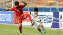 Pemain depan timnas U-16 Indonesia, Drey Buyung (kiri) berebut bola dengan Pham Nhat Chien (Vietnam) pada laga persahabatan di Stadion GBK Jakarta, (3/12/2014). Timnas U-16 Indonesia unggul 3-2 atas Timnas U-16 Vietnam. (Liputan6.com/Helmi Fithriansyah)