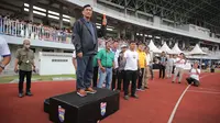 Ketum PB PASI, Luhut Binsar Pandjaitan, menjadi starter dengan membunyikan pistol start final putri lari estafet 5x80 meter tingkat pelajar SMP pada hari penutupan Energen Champion SAC Indonesia 2022 - Yogyakarta Qualifiers di Stadion Mandala Krida, Minggu (23/10/2022. (Ist)