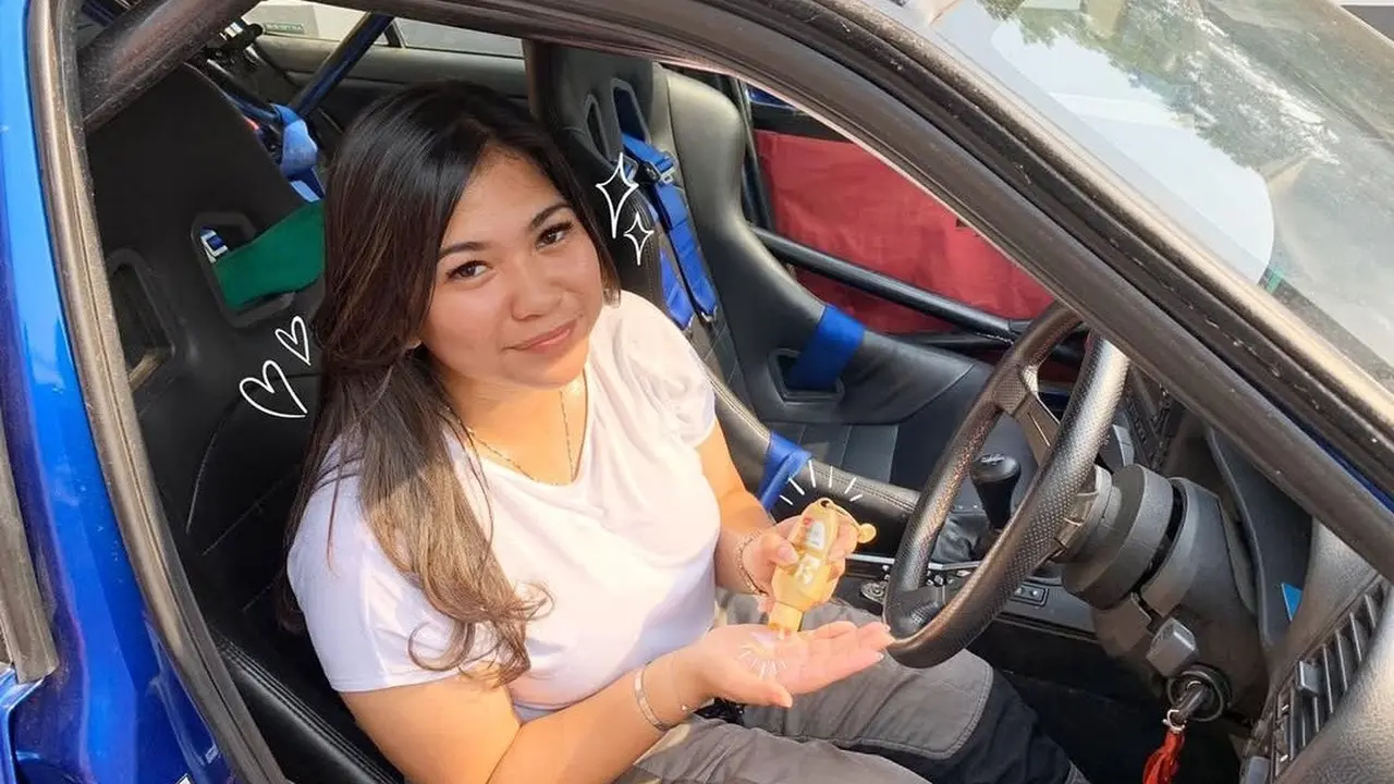 Galeri Foto Liana Saputri dengan Baju Putih
