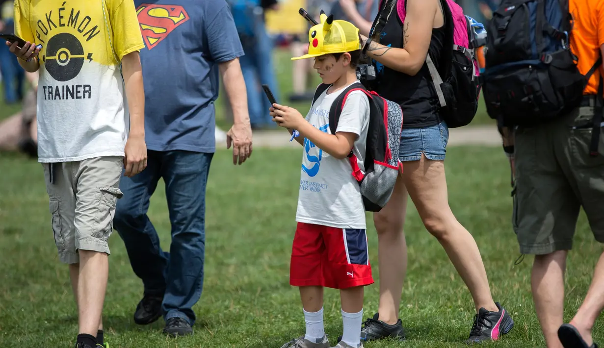 Seorang anak laki-laki mengenakan topi Pikachu dalam Festival Pokemon Go, di Giant Park, Chicago, Sabtu (22/7). Festival ini diadakan dalam rangka perluncuran produk baru Pokemon Go oleh sebuah pengembang game mobile Niantic. (AP/Erin Hooley)