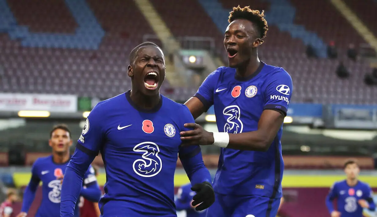 Pemain Chelsea, Kurt Zouma, melakukan selebrasi usai mencetak gol ke gawang Burnley pada laga Liga Inggris di Stadion Turf Moor, Sabtu (31/10/2020). Chelsea menang dengan skor 3-0. (Molly Darlington/Pool via AP)