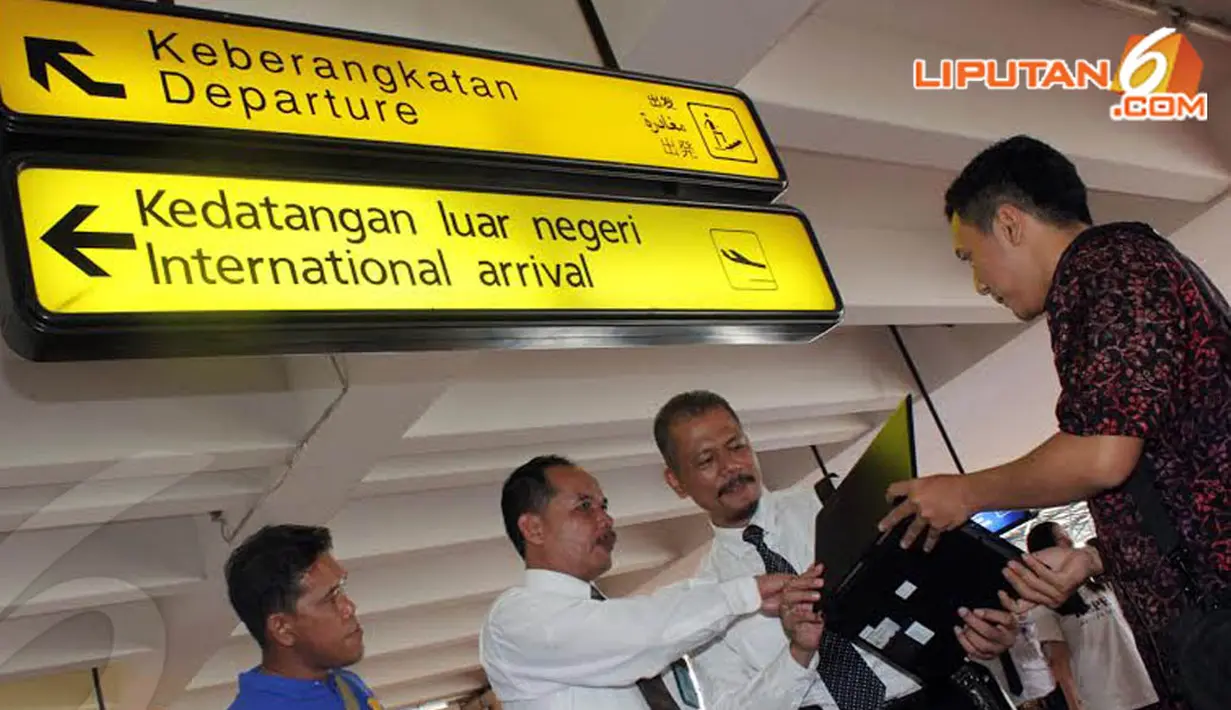 Kamis (20/03/14) pengunjung bandara diperiksa untuk mencegah barang pelanggaran hak cipta (Liputan6.com/Faisal R Syam)