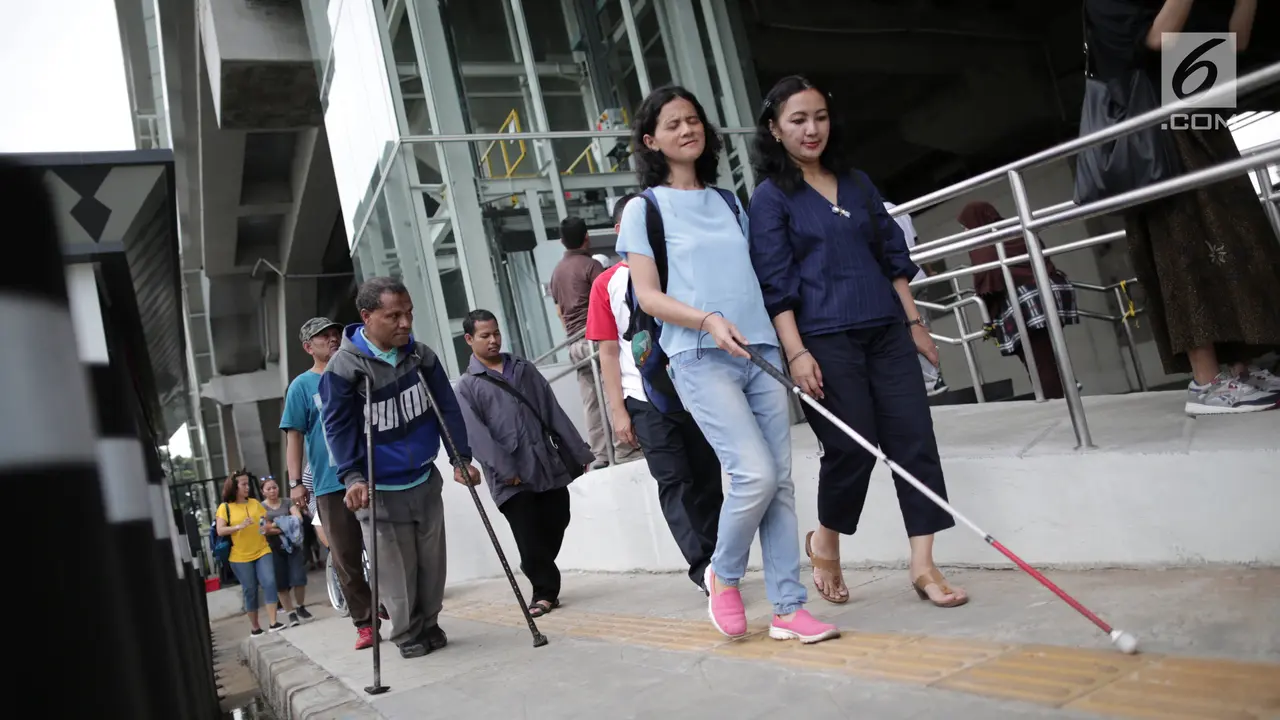 Penyandang Disabilitas Jajal LRT