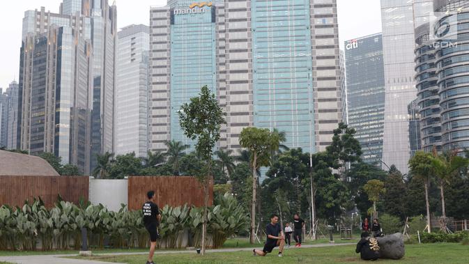 Warga berolahraga di area Hutan Kota Gelora Bung Karno, Jakarta, Kamis (20/6/2019). Sore hari banyak warga memanfaat waktu luang dengan berolahraga dan menyalurkan hobi fotografi di area Hutan Kota Gelora Bung Karno. (Liputan6.com/Helmi Fithriansyah)