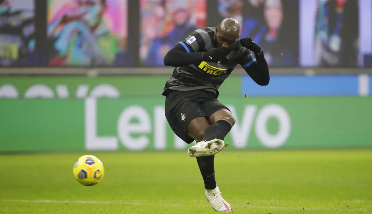 Striker Inter Milan, Romelu Lukaku, melakukan selebrasi bersama Lautaro Martinez usai mencetak gol ke gawang Benevento pada laga Liga Italia di Stadion Giuseppe Meazza, Minggu (31/1/2021), Inter Milan menang dengan skor 4-0. (AP/Luca Bruno)