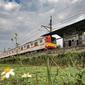 Kereta listrik Commuter Line (KRL) saat melintasi Stasiun Pondok Rajeg, Cibinong, Kabupaten Bogor, Kamis (12/8/2021). (merdeka.com/Iqbal S. Nugroho)