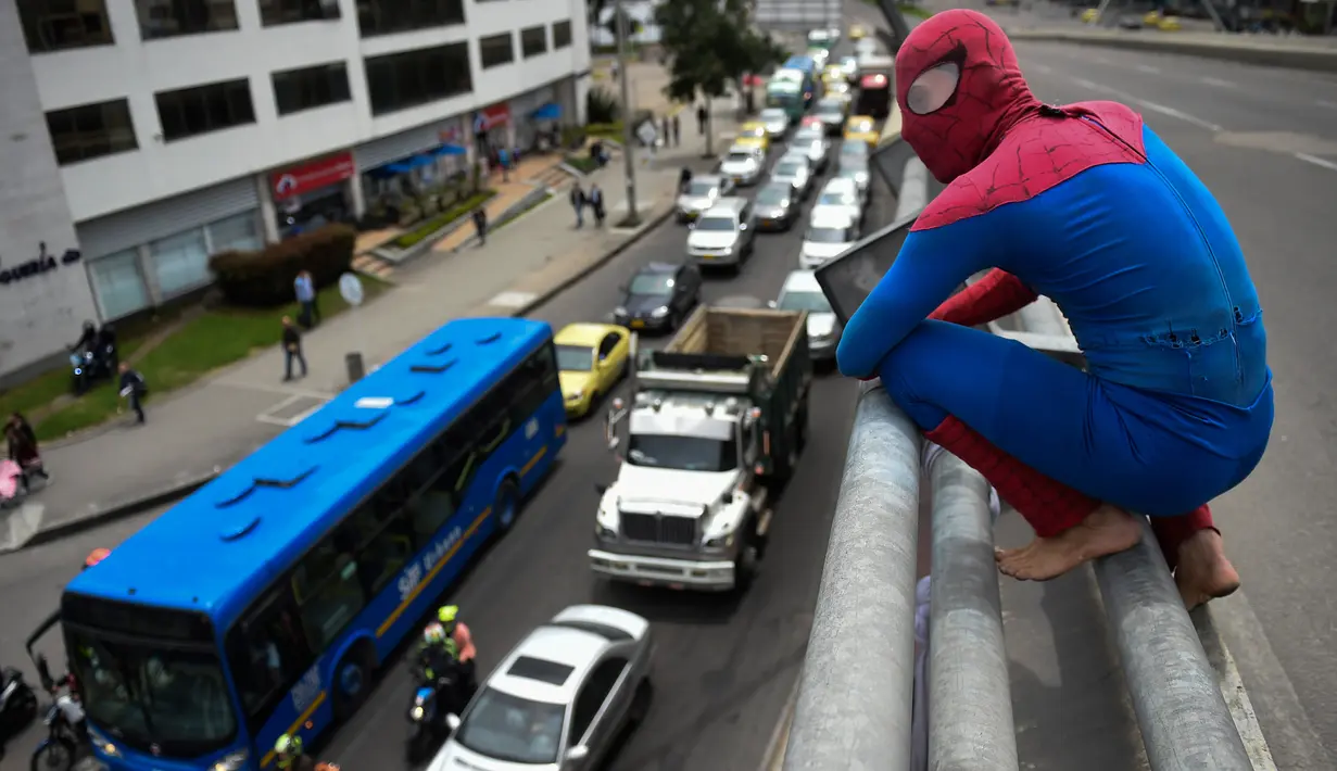  Jahn Fredy Duque siap beraksi di jalanan Bogota, Kolombia, Senin (24/4). Duque mencari nafkah dengan melakukan atraksi layaknya Spiderman. (AFP Photo/RAUL ARBOLEDA)