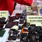 Petugas menunjukkan barang bukti saat rilis kasus pemalsuan dokumen dan uang palsu di Jakarta, Rabu (20/12). Bareskrim Polri menangkap sebanyak 13 tersangka yang mulai beroperasi sejak 2014 di wilayah Jakarta dan Jawa Barat. (Liputan6.com/Angga Yuniar)