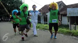 Sejumlah peserta mengenakan kostum dan wig ketika mengikuti kompetisi lari massal Bogor Heritage Run 2016, Minggu (25/9). Bertema Lari dan Berdonasi, peserta diajak ikut peduli pada pelestarian situs-situs bersejarah di Bogor. (Liputan6.com/Helmi Afandi)