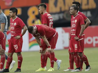 Pemain Persija Jakarta tampak lesu usai ditaklukkan Perseru Badak Lampung pada laga Liga 1 2019 di Stadion Patriot, Bekasi, Minggu (1/9). Persija takluk 0-1 dari Badak Lampung. (Bola.com/M Iqbal Ichsan)