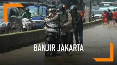 Akibat nekat menerobos banjir di Jalan Jatinegara Barat, beberapa kendaraan mogok dan tak bisa melanjutkan perjalanan. Banjir yang meluas ke jalanan berasal dari Sungai Ciliwung.