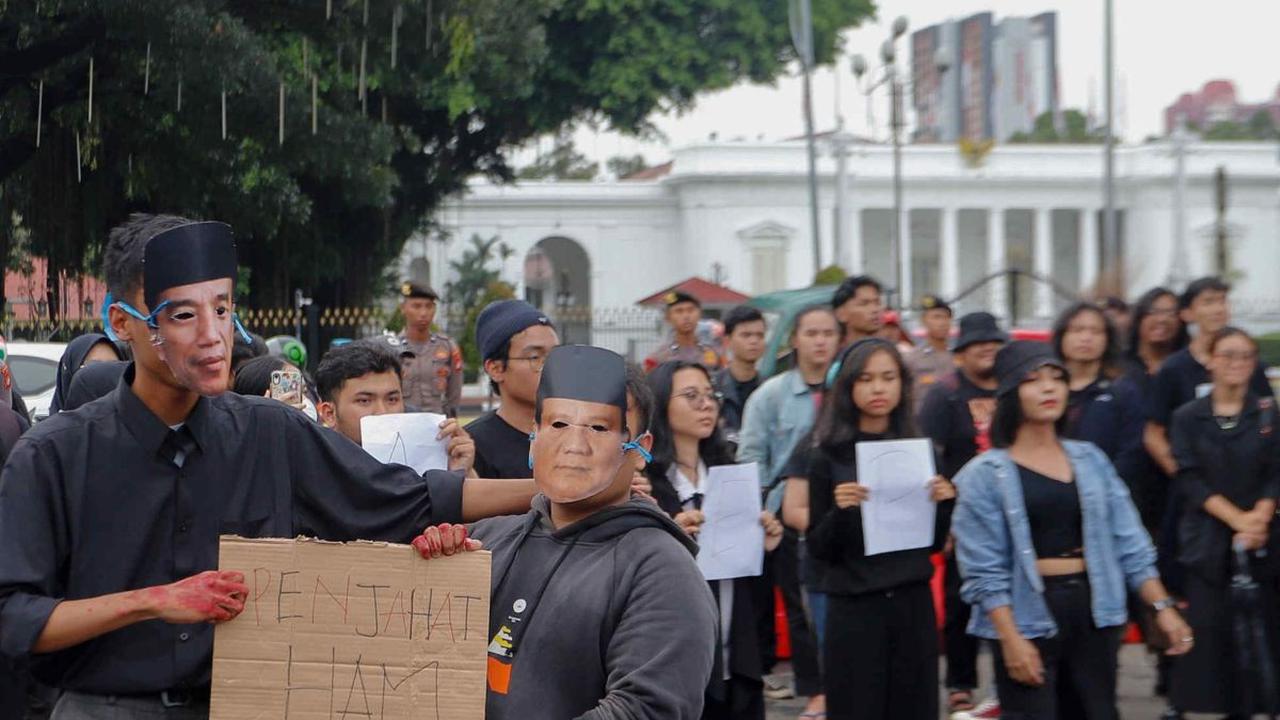 Aktivis Jaringan Solidaritas Korban untuk Keadilan menggelar aksi Kamisan ke-807 di seberang Istana Merdeka, Jakarta, Kamis (29/2/2024). Foto: Liputan6.com / Herman Zakharia