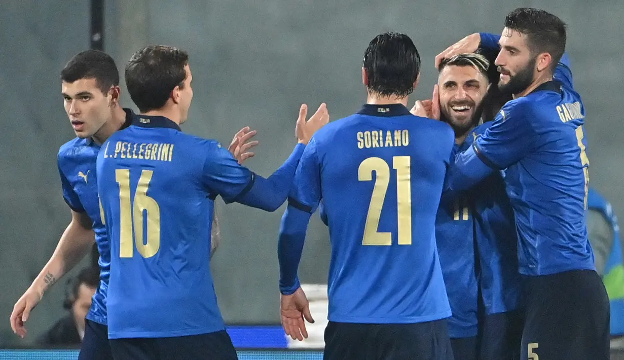 Pemain Italia merayakan gol yang dicetak Vincenzo Grifo ke gawang Estonia pada laga uji coba di Stadion Artemino Franchi, Kamis (12/11/2020) dini hari WIB. Italia menang 4-0 atas Estonia. (AFP/Alberto Pizzoli)
