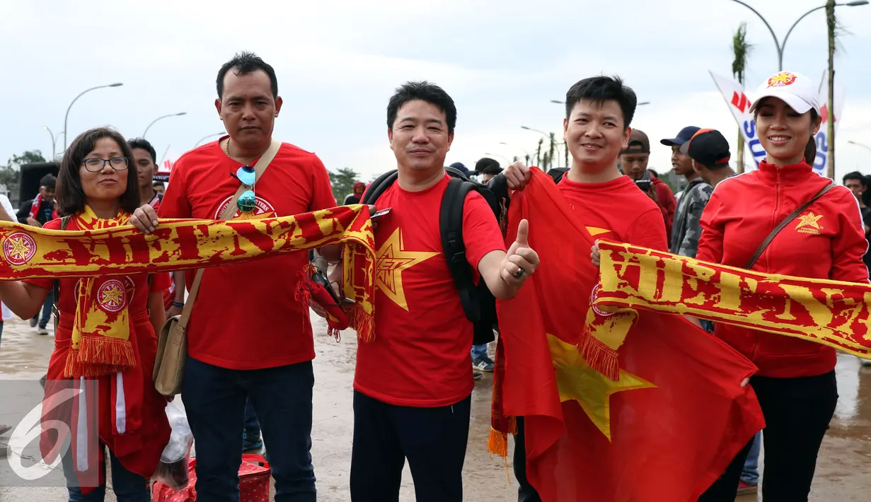 Suporter Timnas Vietnam membentangkan syal jelang memasuki Stadion Pakansari, Bogor, Sabtu (3/12). Timnas Vietnam akan melakoni laga tandang semifinal pertama Piala AFF 2016 melawan Indonesia. (Liputan6.com/Helmi Fithriansyah)