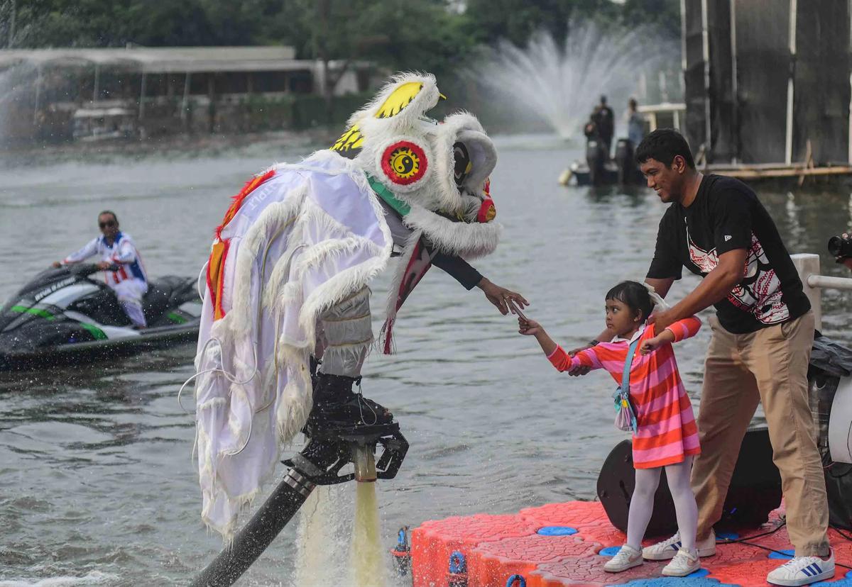 FOTO: Aerial Lion Dance Semarakkan Festival Imlek Jakarta 2026