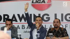 Dirut PT LIB, Berlinton Siahaan (tengah) memimpin pengundian babak play-off Liga 2 Indonesia di Jakarta, Senin (18/9). Babak play-off Liga 2 Indonesia akan digelar pada 8-17 Oktober 2017 di empat kota. (Liputan6.com/Helmi Fithriansyah)