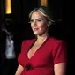 Dengan gaun merah, Kate Winslet benar-benar tampil memukau saat premier film Labour Day di London pada Oktober 2013 silam. (CARL COURT / AFP)