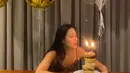 Momen saat Pevita meniup lilin ulang tahun yang terpasang di atas susunan kue. (Foto: Instagram/ keenanpearce)
