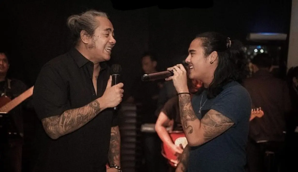 Kebersamaan Renaga Tahier dan Ferdy Tahier terlihat kompak. Tak heran jika bakat bernyanyi Renaga Tahier menurun dari sang ayah. Renaga dan Ferdy kerap manggung bareng hingga punya banyak penggemar. (Liputan6com/IG/renaga.tahier)