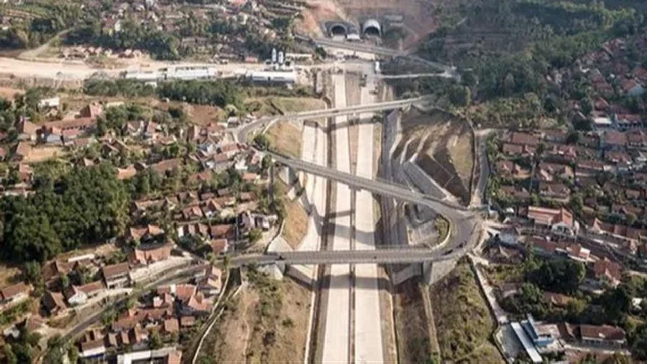Selain memiliki panjang identik 472 meter, terowongan kembar itu juga dibangun dengan diameter 14 meter yang menghubungkan Kota Bandung melalui Tol Cipularang ke Tol Cipali.