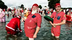 Sinterklas dari seluruh dunia berkumpul pada hari kedua Konvensi Musim Panas Sinterklas ke-59 di Kopenhagen, Denmark, 19 Juli 2016. Mereka memulai hari dengan berenang di pantai Bellevue. (Mathias Loevgreen Bojesen/Scanpix Denmark/AFP)