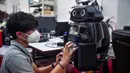Mahasiswa menonfigurasi robot medis yang dimodifikasi untuk memeriksa pasien virus corona COVID-19 di Regional Center of Robotics Technology, Chulalongkorn University, Bangkok, Thailand, Rabu (18/3/2020). Thailand mengerahkan robot ‘Ninja’ untuk membantu memerangi COVID-19. (LILLIAN SUWANRUMPHA/AFP)