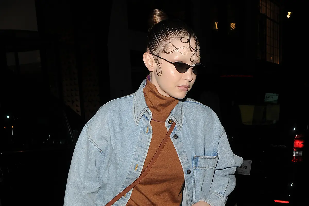 Gigi Hadid pakai tas TB Burberry