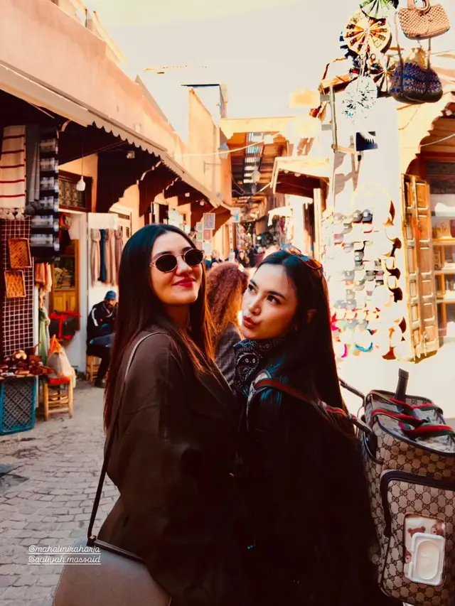 Glamor Saat Kondangan, Mahalini Raharja Tampil Stylish Saat Momong Selina di Maroko
