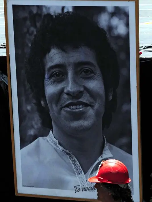 Menuju kematiannya, Jara mendapat perlakuan yang menyedihkan. Ia dibawa ke Stadion Santiago bersama 5000 orang tahanan lainnya. (AFP/Bintang.com)