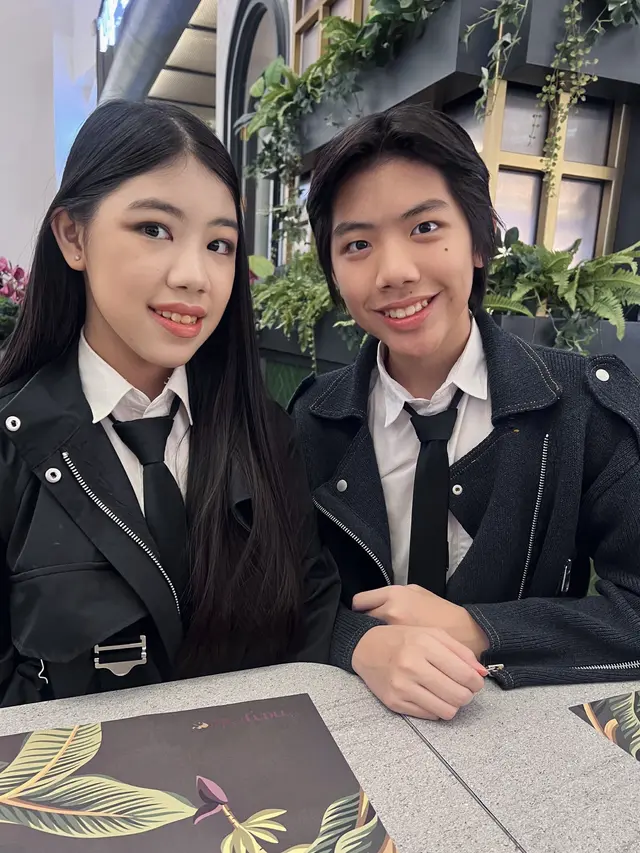 10 Potret Gaya Fashion Edgy Mischka-Devon yang jadi Idola Remaja