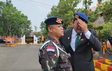 Sukses Jadi Anggota Dewan, Regen Abdul Aris Rangkul Komandan Brimob Sambil Menangis Sesenggukan