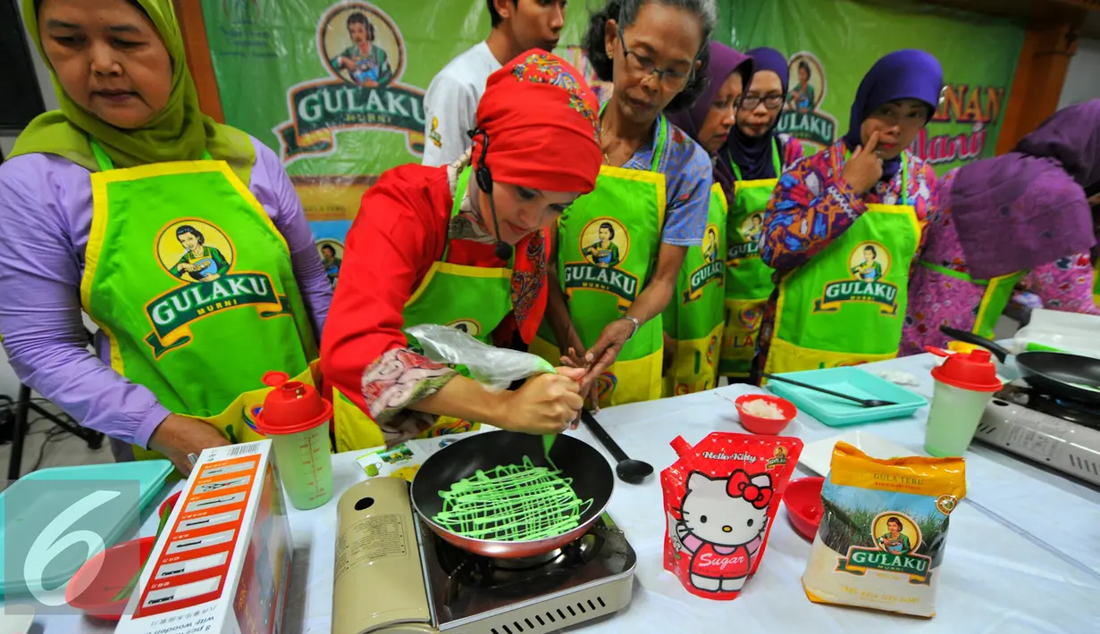 Chef Yeni Ismayani (kedua kiri) saat memberikan pelatihan cara membuat makanan tradisional di Kecamatan Makassar, Jakarta Timur, Selasa (24/5/2016). (Liputan6.com/Yoppy Renato)