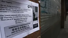 Kertas pemberitahuan tertempel di toko kelontong, Musa, di Brooklyn borough New York City, Kamis (2/1). Ribuan pemilik toko kelontong telah menutup tokonya untuk memprotes perintah eksekutif Donald Trump. (Spencer Paltt/GETTY IMAGES NORTH AMERICA/AFP)