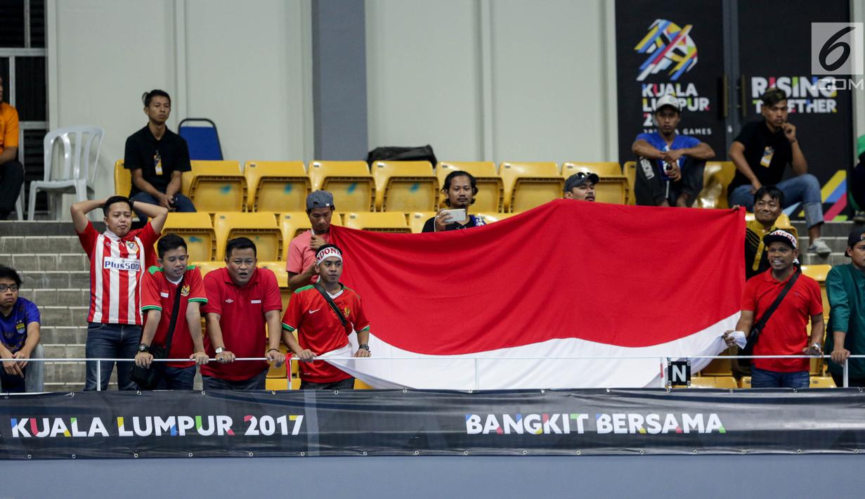 Suporter Indonesia hadir memberikan semangat Timnas futsal putra Indonesia dalam laga ketiga futsal SEA Games 2017 di Shah Alam, Selangor,Malaysia, Jumat (25/8). Timnas futsal putra Indonesia kalah dengan skor 1-4. (Liputan6.com/Faizal Fanani)