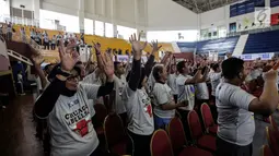 Puluhan guru olahraga mengikuti pelatihan pendidikan basket di GOR Ciracas, Jakarta, Rabu (24/1). Pelatihan ini bentuk kerja sama Pemprov DKI dengan National Basketball Association (NBA). (Liputan6.com/Faizal Fanani)