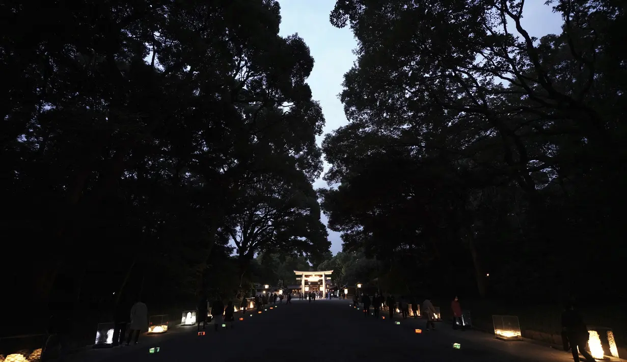 Torii, atau gerbang kuil Kuil Meiji Jingu Shinto dinyalakan untuk menandai peringatan 100 tahun berdirinya di Tokyo, Jumat (30/10/2020). Meiji Jingu, dibangun untuk memberi penghormatan kepada Kaisar Meiji dan Permaisuri Shoken pada tahun 1920 (AP Photo/Eugene Hoshiko)