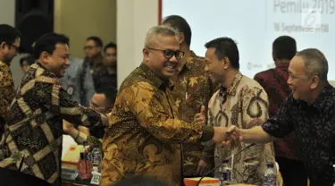 Ketua KPU Arief Budiman bersama Ketua Bawaslu Abhan saat tiba menghadiri rapat pleno Rekapitulasi Daftar Pemilih Tetap Hasil Perbaikan (DPTHP) di Kantor KPU RI, Jakarta, Minggu (16/9). (Merdeka.com/Iqbal S. Nugroho)