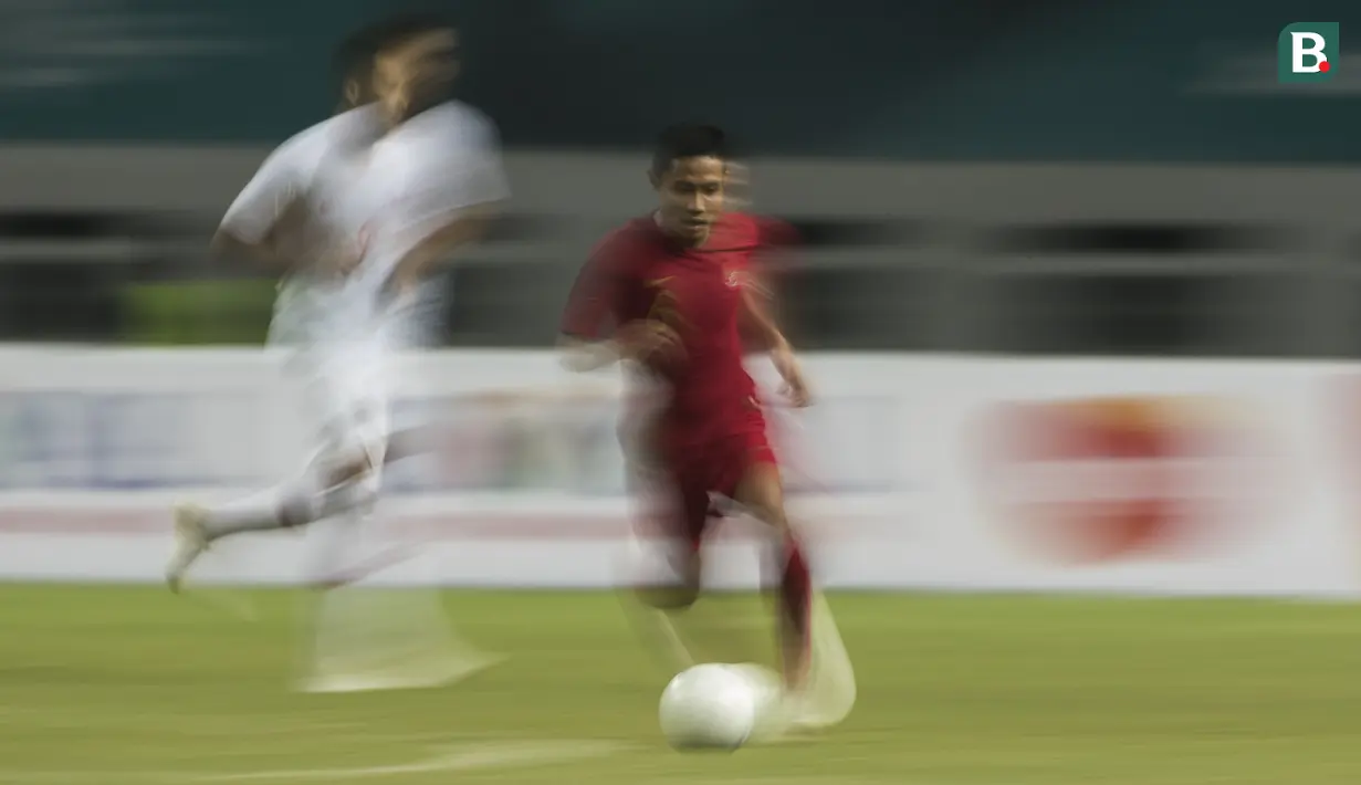 Gelandang Timnas Indonesia, Evan Dimas, mengontrol bola saat melawan Hongkong pada laga persahabatan di Stadion Wibawa Mukti, Jakarta, Selasa (16/10). Kedua negara bermain imbang 1-1. (Bola.com/Vitalis Yogi Trisna)